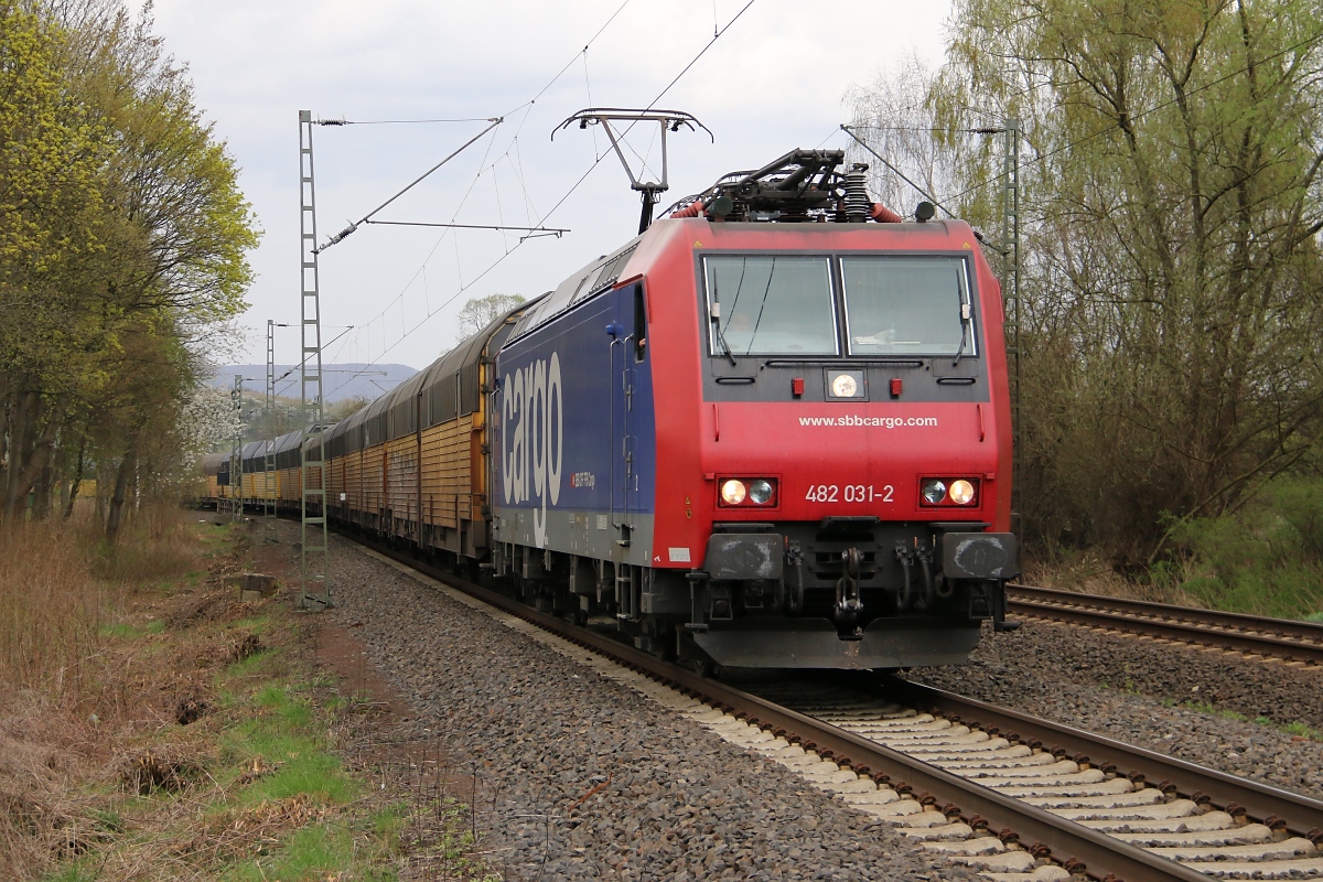 482 031-2 mit geschlossenen ARS-Autotrasnportwagen in Fahrtrichtung Süden. Aufgenommen in Wehretal-Reichensachsen am 03.04.2014.