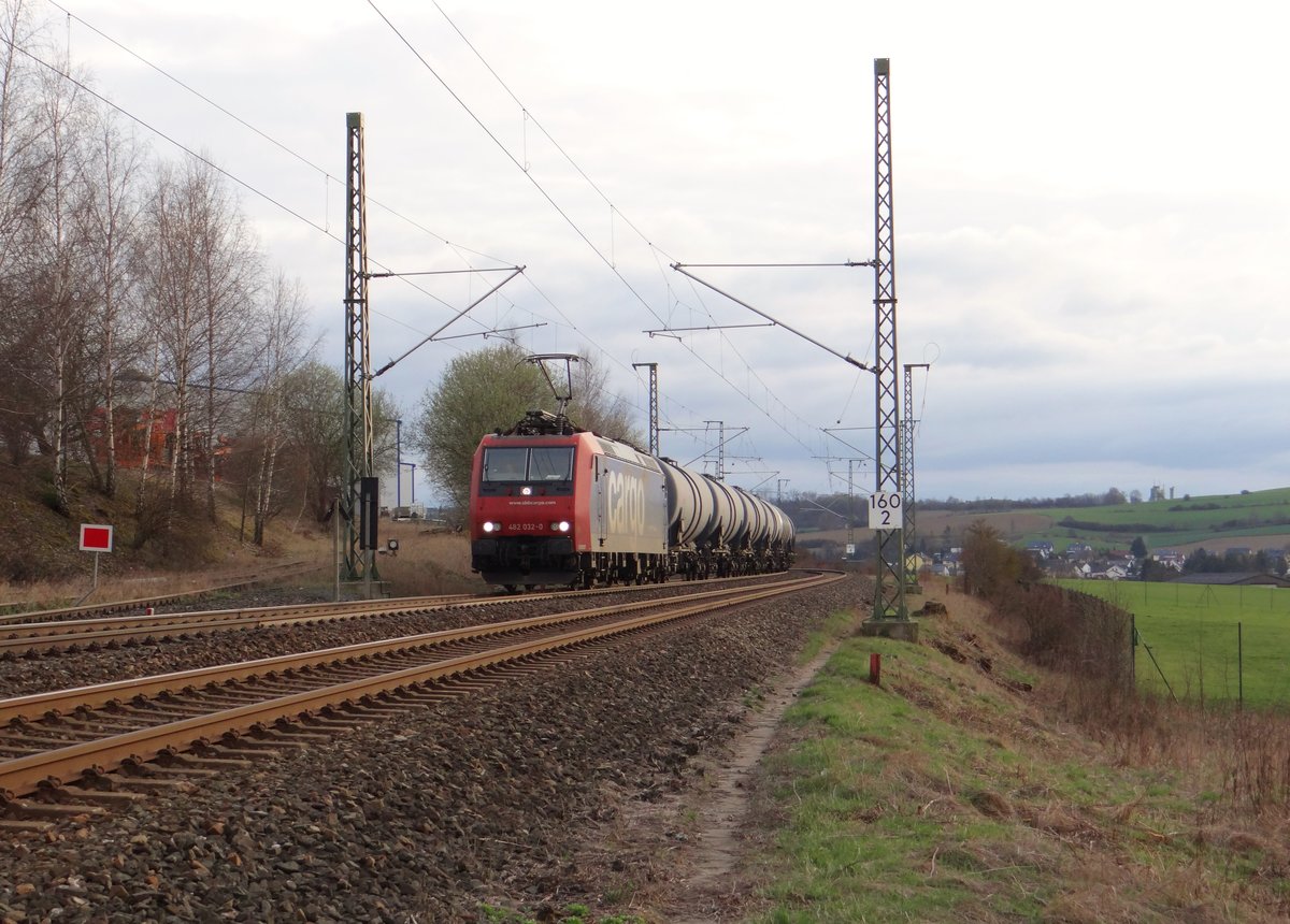 482 032-0 mit einem Kesselzug am 05.04.16 bei Hof/Saale.