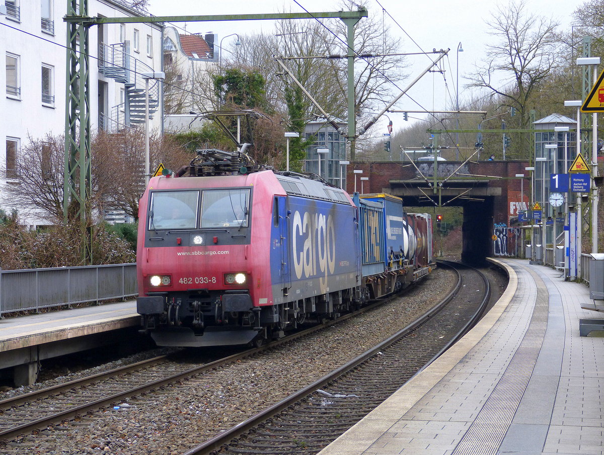 482 033-8  von der SBB-Cargo kommt aus Richtung Köln,Aachen-Hbf und fährt durch Aachen-Schanz mit einem Containerzug aus Gallarate(I) nach Antwerpen-Oorderen(B) und fährt in Richtung Aachen-West. 
Aufgenommen vom Bahnsteig von Aachen-Schanz. 
Bei Schneewolken am Kalten Nachmittag vom 17.3.2018.