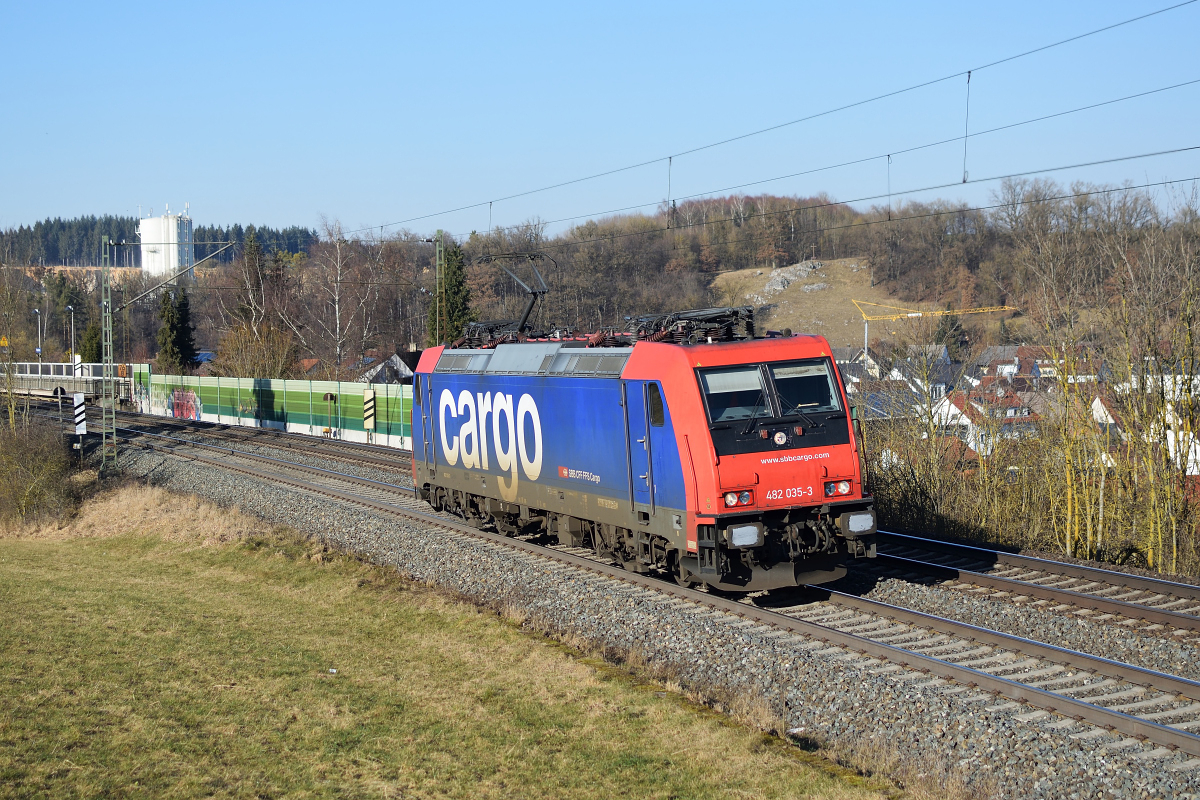 482 035 fährt am 14. Februar 2018 solo durch Westerstetten Richtung Ulm.