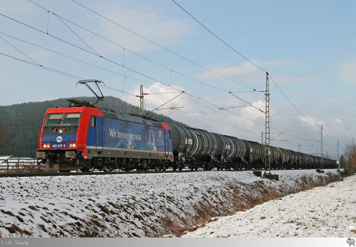482 037 der Infra Leuna / SBB Cargo war am 21. Januar 2018 mit einen Kesselwagenzug bei Kronach unterwegs.i