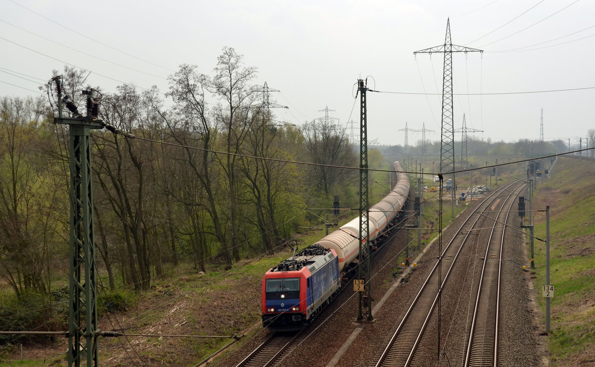 482 037 der InfraLeuna führte am 05.04.17 einen langen Kesselwagenzug durch Holzweißig Richtung Bitterfeld. Der Zug hatte Wittenberg-Piesteritz als Ziel.