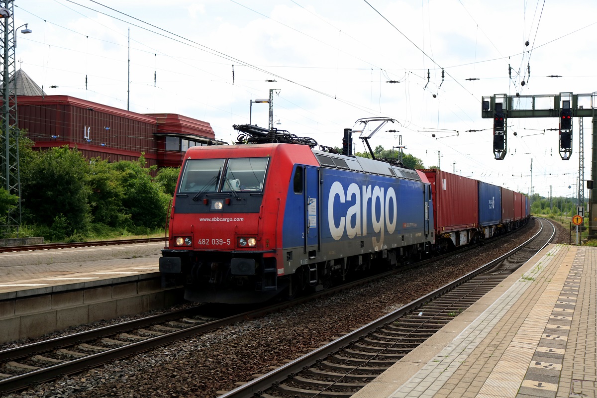 482 039-5 (SBB Re 482) als Containerzug durchfährt den Bahnhof Lüneburg auf der Bahnstrecke Hannover–Hamburg (KBS 110) Richtung Hamburg. [6.7.2017 - 12:18 Uhr]