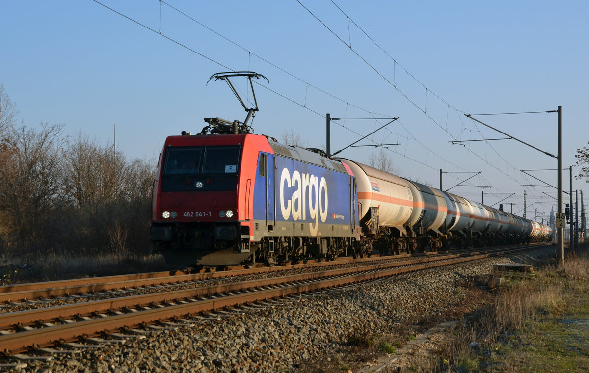 482 041 führte für die Infra Leuna am 20.01.19 den Ammoniakzug nach Piesteritz durch Greppin Richtung Dessau.