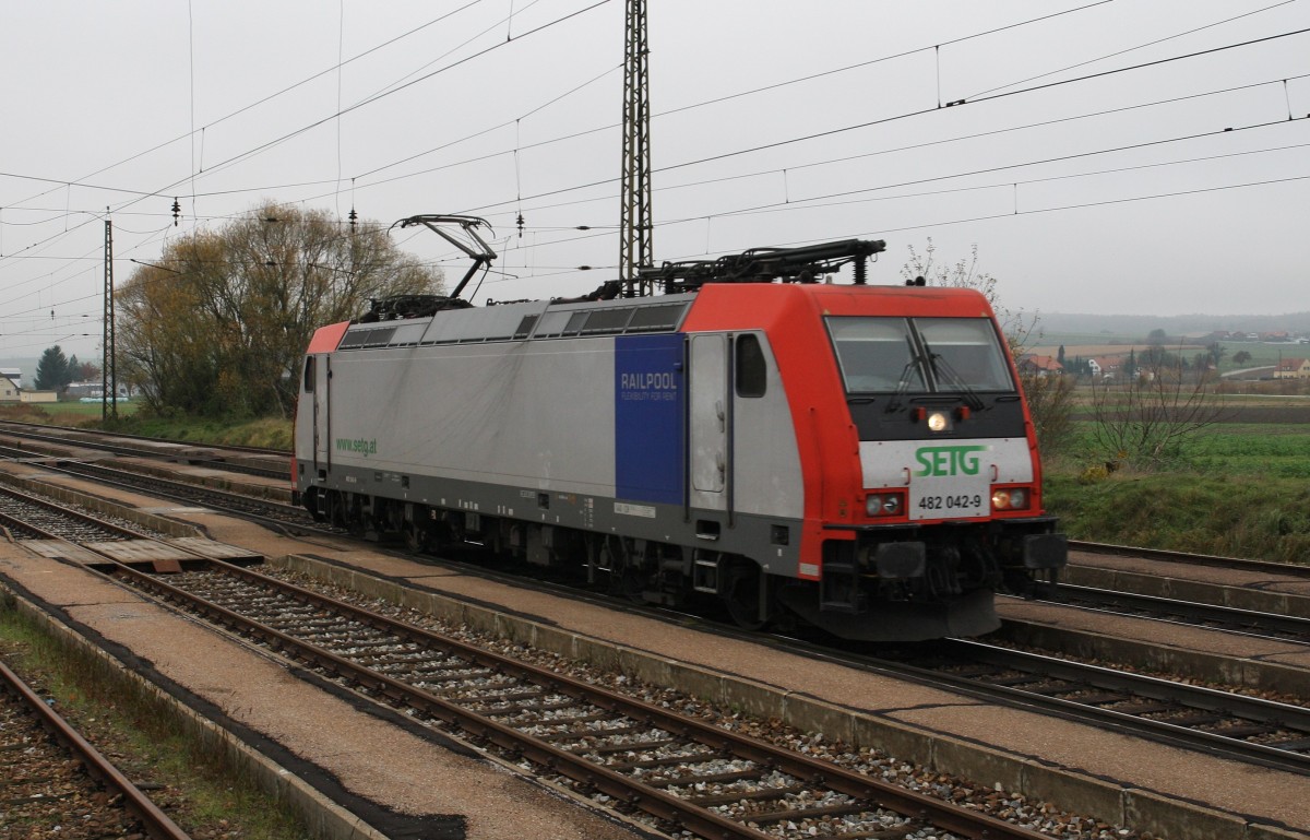 482 042-9 von Railpool ist als LZ am 10.11.2014 durch Kirchstetten unterwegs. Angemietet von der SETG ist die Lok von Bischofhofen nach Bratislava unterwegs.