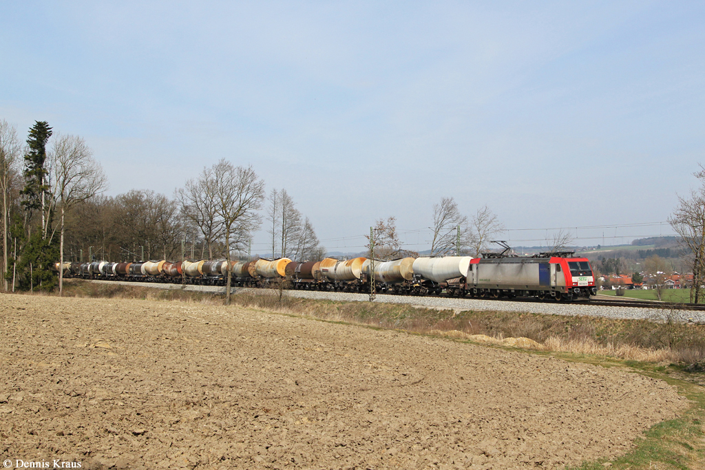 482 042 mit einem Kesselwagenzug am 22.03.2014 bei Aßling.
