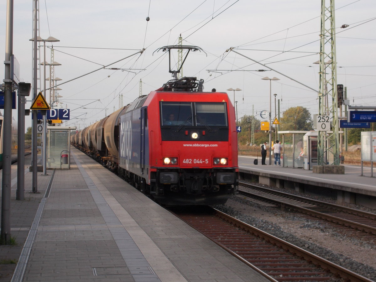 482 044 durchfuhr,am Morgen vom 26.September 2016,den Bahnhof Bergen/Rügen nach Mukran.