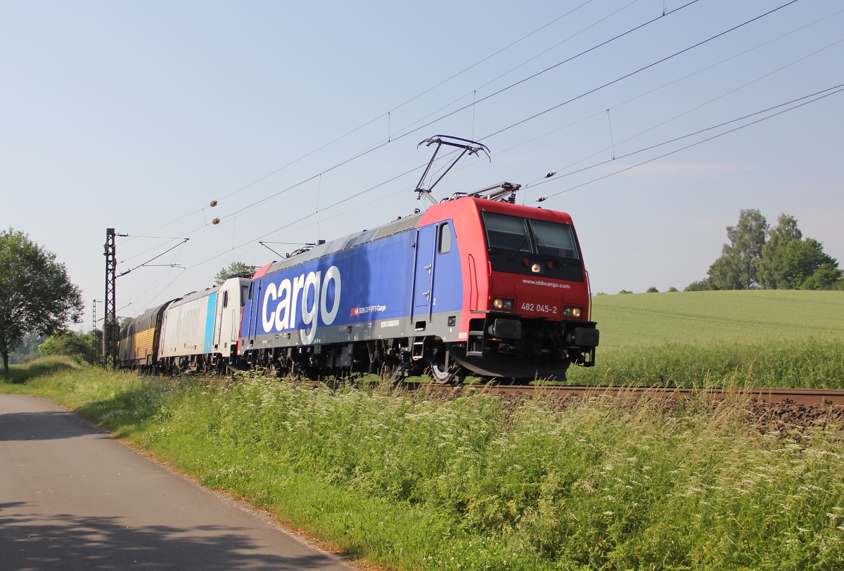 482 045-2 mit der EX Lotos 186 136 als Wagenlok und ARS-Autozug in Richtung Norden unterwegs. Aufgenommen am 19.06.2013 zwischen Eschwege und Albungen.