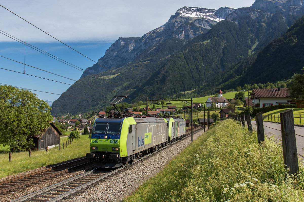 485 008 und 486 510 der BLS fahren als Lokzug am 26. Mai 2016 die Gotthard-Nordrampe hinauf, aufgenommen bei Silenen.