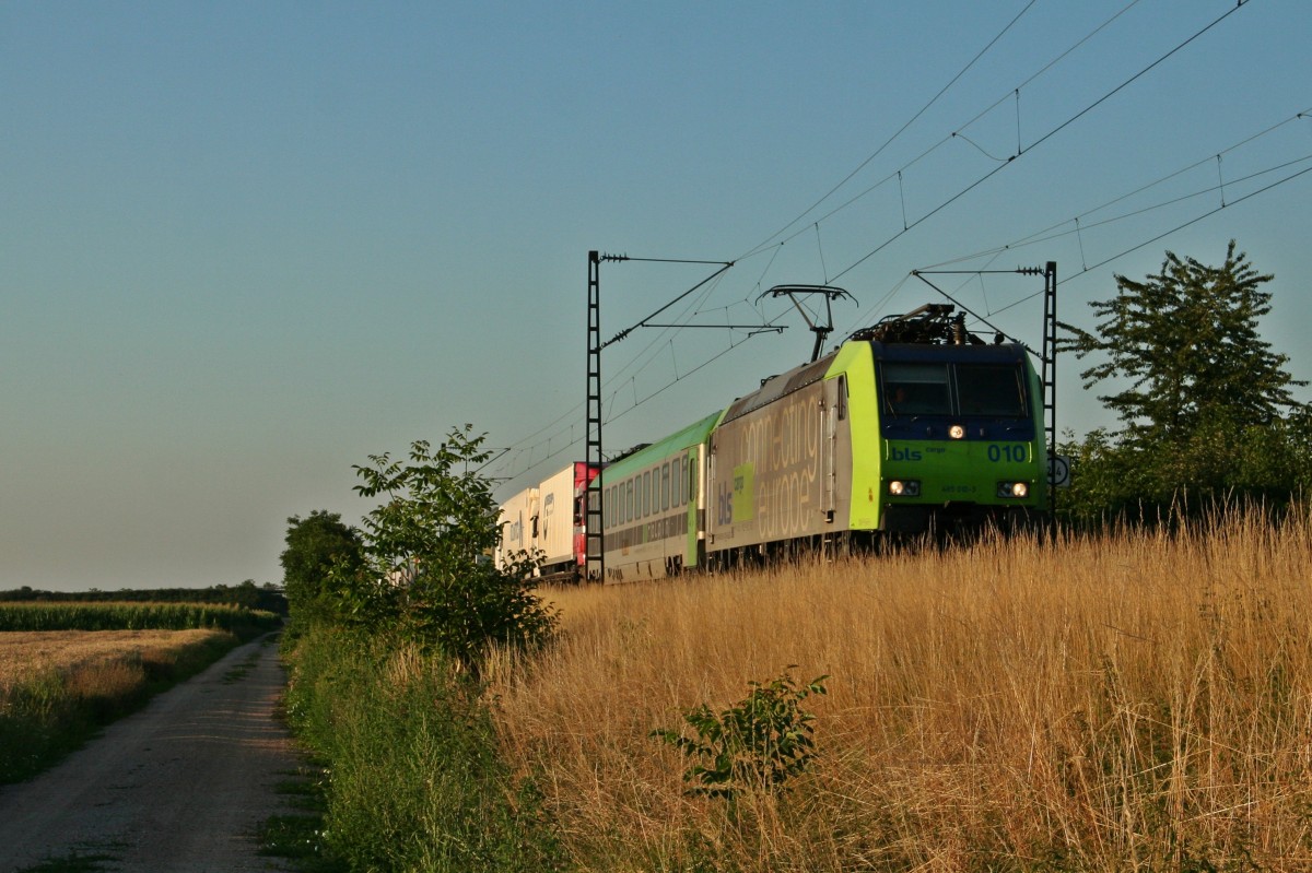 485 010-3 mit der schon gut zwei Stunden verspteten RoLa (DGS) 43633 von Freiburg (Breisgau) Gbf nach Novara am Abend des 16.07.14 nrdlich von Mllheim (Baden).