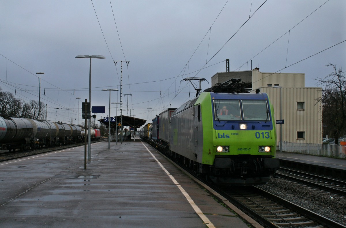 485 013-7 mit der stark verspteten RoLa (DGS) 43627 von Freiburg (Breisgau) Gbf nach Novara am Nachmittag des 28.02.14 im Bahnhof Mllheim (Baden).

Viele Gre an den Lokfhrer!