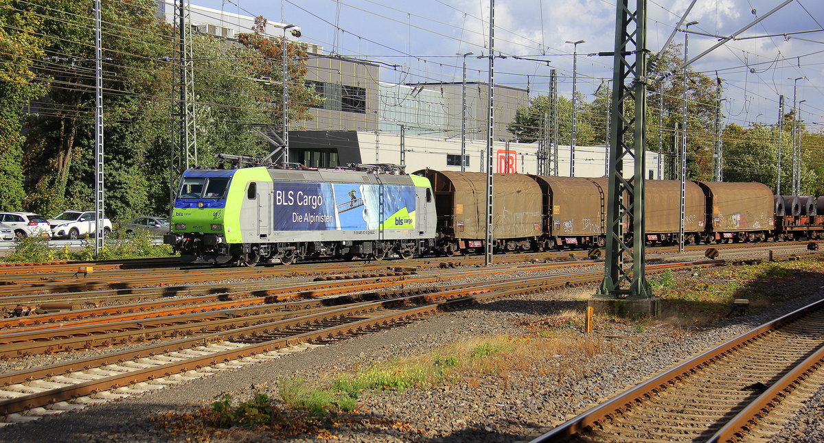 485 017-8 von BLS kommt aus Richtung Köln,Aachen-Hbf,Aachen-Schanz mit einem Coilzug aus Süden nach Belgien und fährt in Aachen-West ein. 
Aufgenommen vom Bahnsteig 2 in Aachen-West. 
Bei Sommerwetter am Nachmittag vom 21.9.2018.