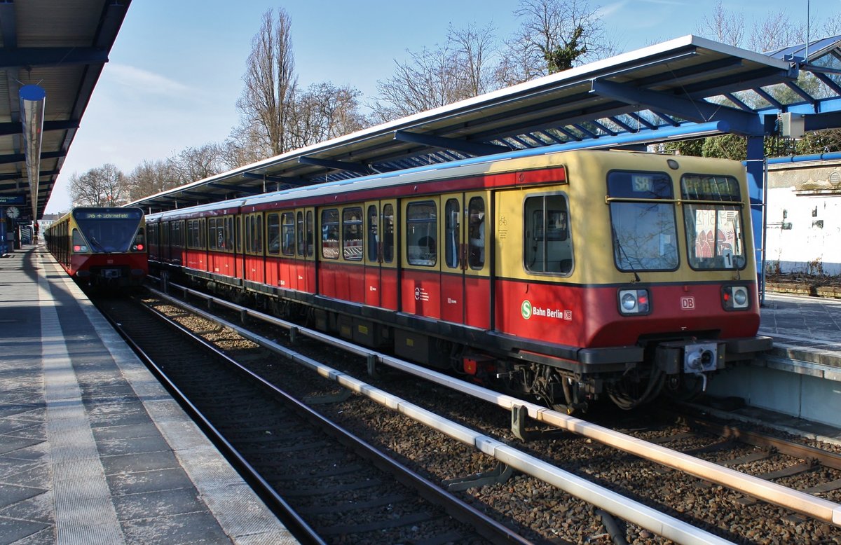 485 074-9 fährt am 18.3.2018 als S8 von Berlin-Blankenburg nach Berlin-Grünau in Berlin Treptower Park ein.