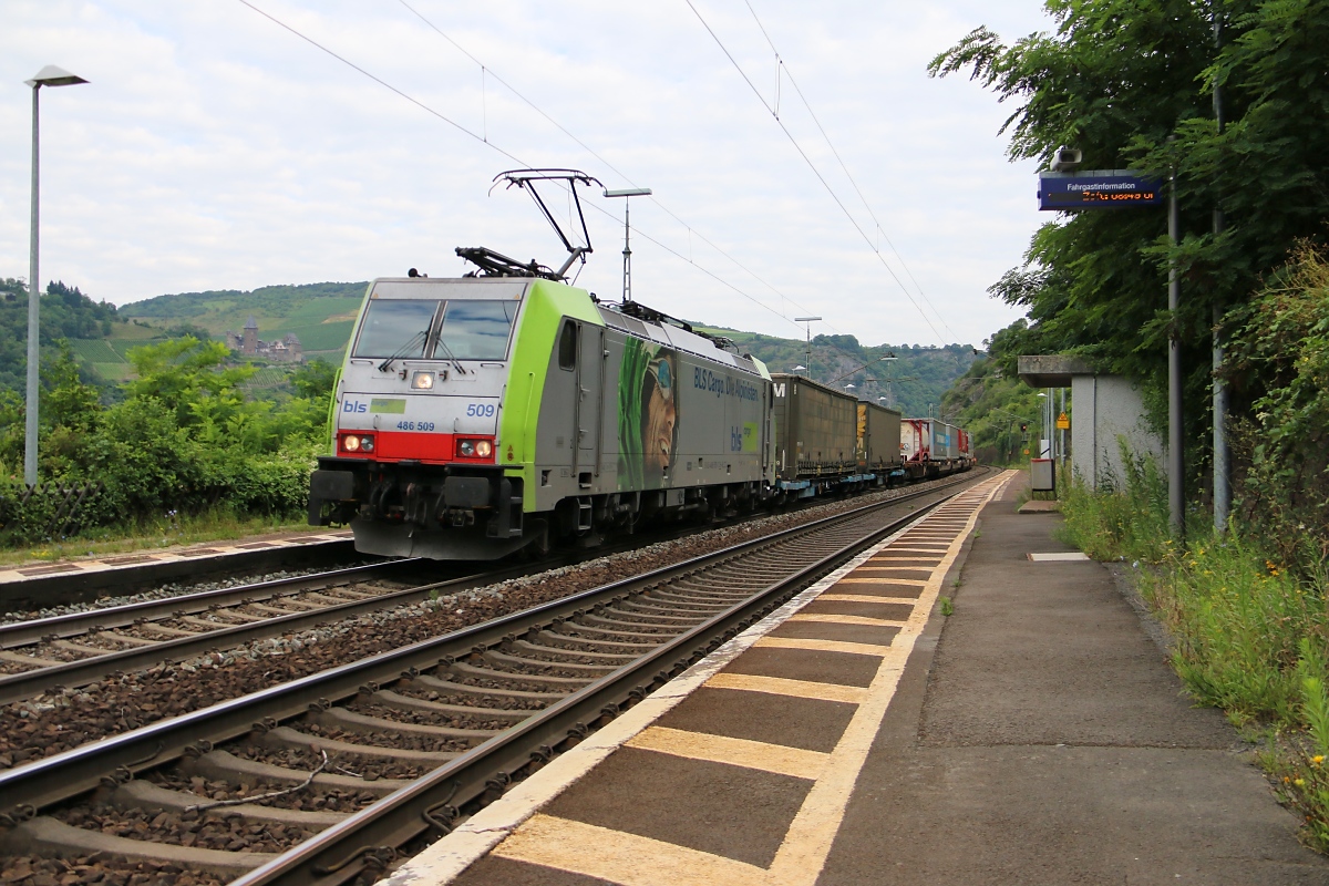 486 509 mit Containerzug in Fahrtrichtung Süden. Aufgenommen am 16.07.2014 in Lorchhausen.