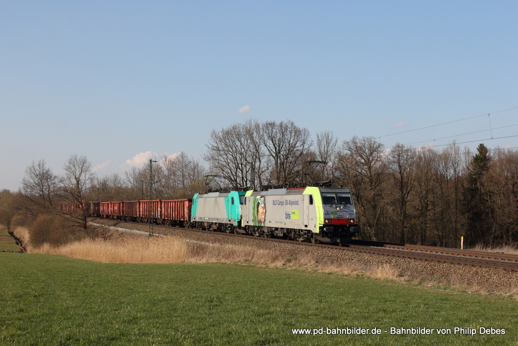 486 510-1 (BLS Cargo) und 186 247-3 mit einem Güterzug in Hilperting, 28. März 2014