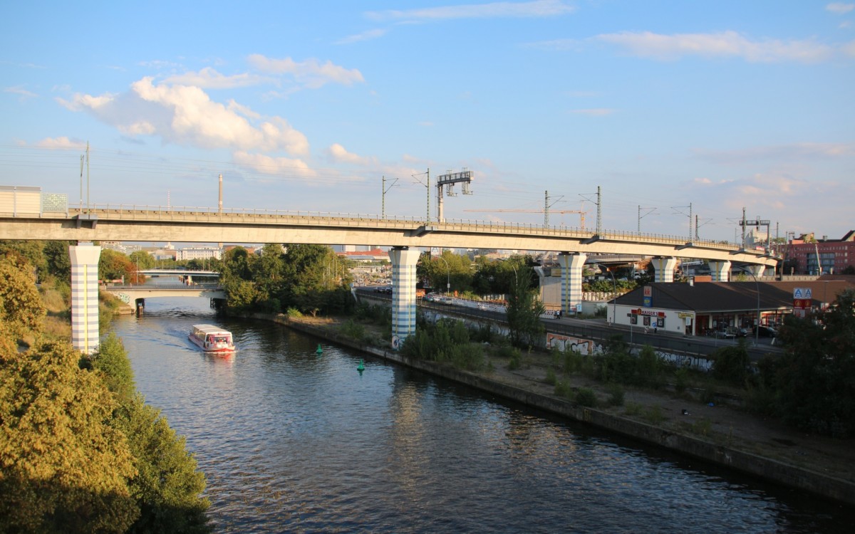 4.9.2015 Brücke vom Hauptbahnhof über den Berlin-Spandauer Schifffahrtskanal - leider ohne Zug, dafür mit Schiff. Aus  umgeleitetem IC 2431 aufgenommen