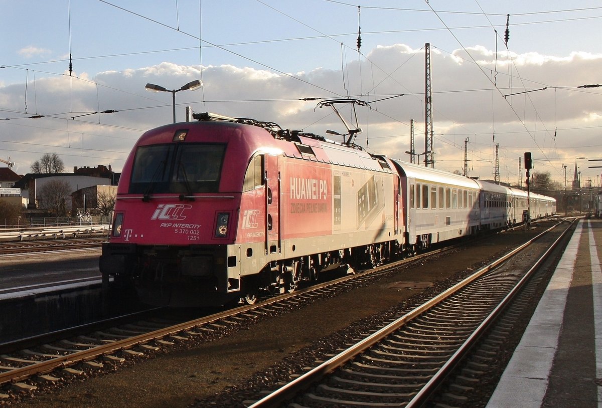 5 370 002 erreicht am 11.3.2017 mit dem EC47  Berlin-Warszawa-Express  von Berlin Gesundbrunnen nach Warszawa Wschodnia den Bahnhof Berlin Lichtenberg.