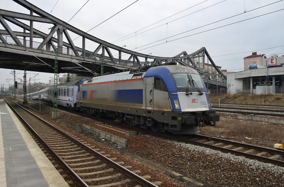 5 370 003 erreicht am 11.2.2017 mit dem EC54  Berlin-Gdynia-Express  von Gdynia Glowna den Bahnhof Berlin Gesundbrunnen.