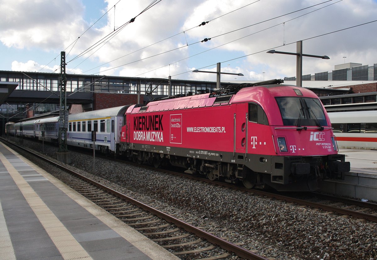 5 370 007 macht sich am 11.3.2017 mit dem EC55  Berlin-Gdynia-Express  nach Gdynia Glowna in Berlin Gesundbrunnen auf den Weg.