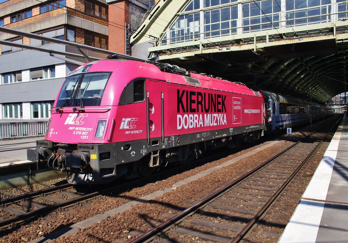 5 370 007 verlässt am 28.5.2017 mit dem EC43  Berlin-Warszawa-Express  von Berlin Hauptbahnhof nach Warszawa Wschodnia den Berliner Ostbahnhof.