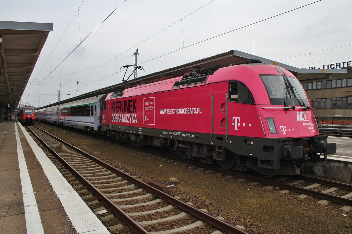 5 370 007 wartet am 11.3.2017 mit dem EC46  Berlin-Warszawa-Express  von Warszawa Wschodnia nach Berlin Gesundbrunnen in Berlin Lichtenberg auf Abfahrt.