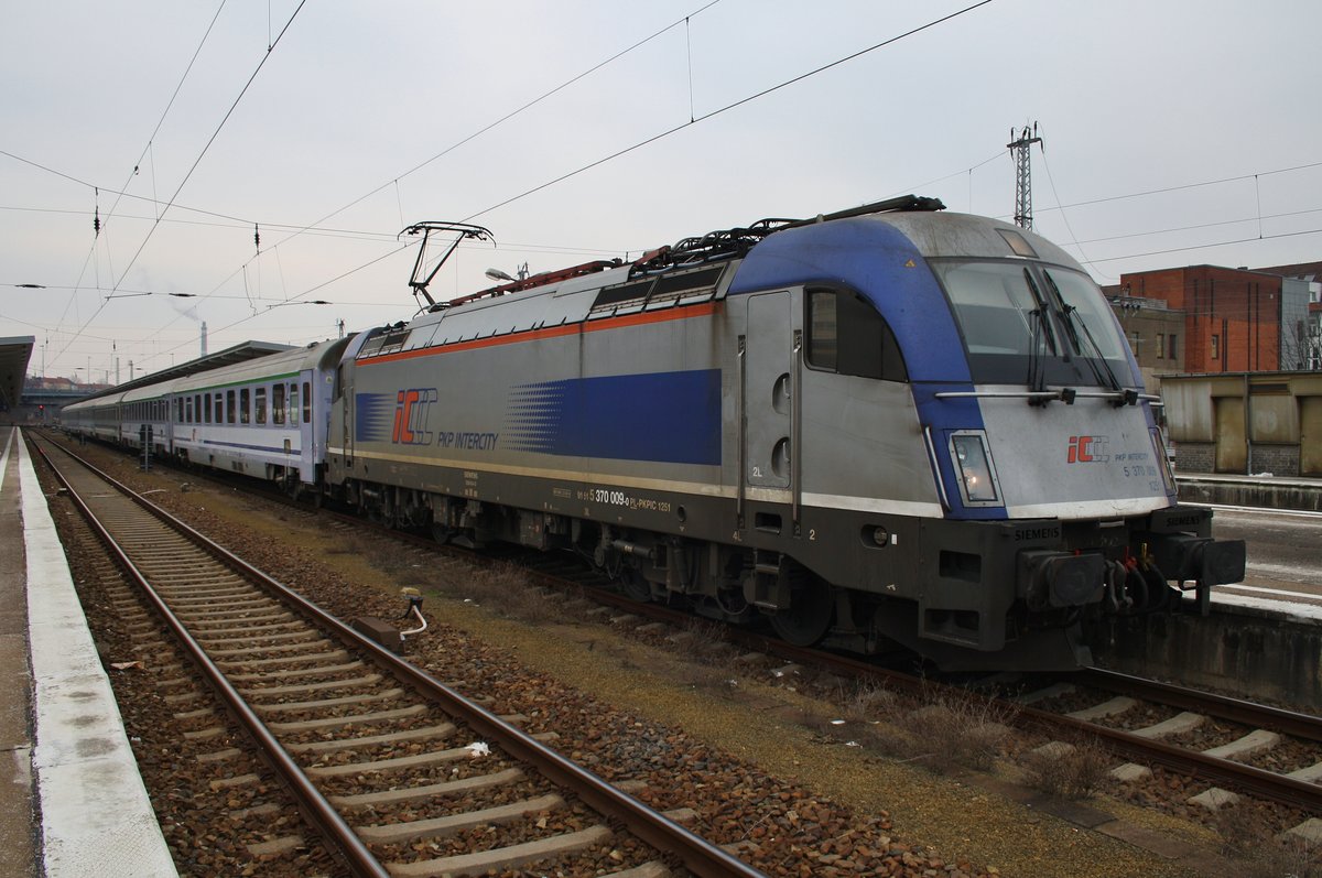 5 370 009 steht am 11.2.2017 mit dem EC44  Berlin-Warszawa-Express  von Warszawa Wschodnia nach Berlin Gesundbrunnen in Berlin Lichtenberg.