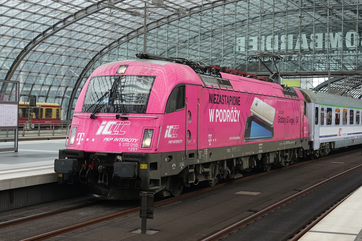 5 370 010 der PKPIC mit einem EC in Berlin Hauptbahnhof am 15.04.2017