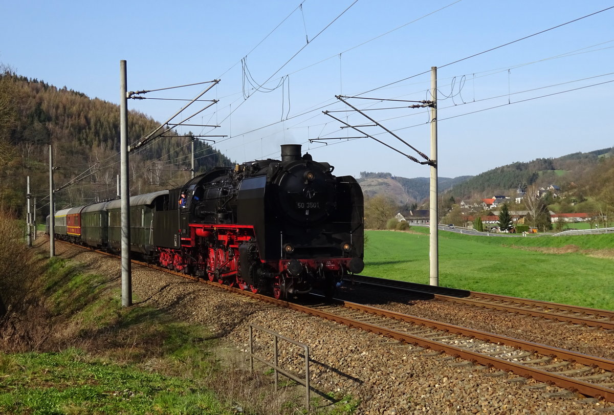 50 3501 ist am 09. April 2016 mit einem Sonderzug nach Sonneberg zwischen Unterloquitz und Hockeroda in Richtung Saalfeld unterwegs.