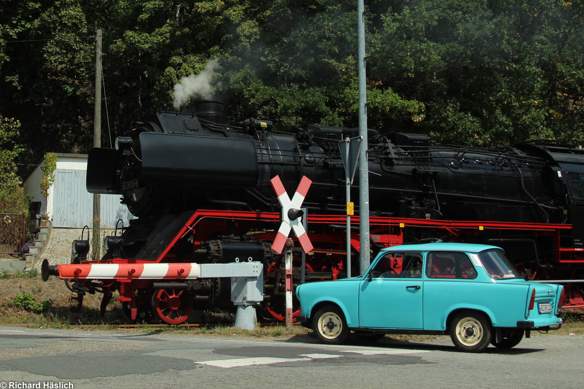 50 3610-8 jagt mit dem  Heizhausexpress  und 110 101-3 als Schublok durch Kemtau um gleich in Burkhardtsdorf mit der Regional Bahn zu kreuzen. Ein Trabant hatte das Bild mit der alten WSSB-Anlage etwas aufgefrischt.