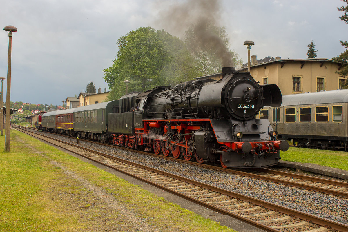 50 3648-8 präsentierte sich am 14. Mai 2017 zum Bw-Fest in Nossen. Der Sonderzug mit V100 als Schubbse kam grad im Bahnhof an. 