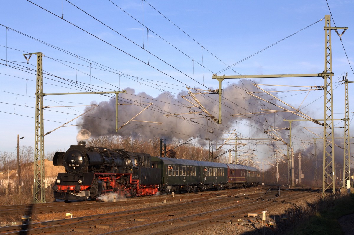 50 3648-8 zieht am Morgen des 06.12.2015 einen Sonderzug aus Nossen nach Dresden-Neustadt und weiter nach Leipzig. Aufgenommen wurde sie dabei wenige Kilometer vor Coswig am Abzweig der Strecke aus Nossen.
