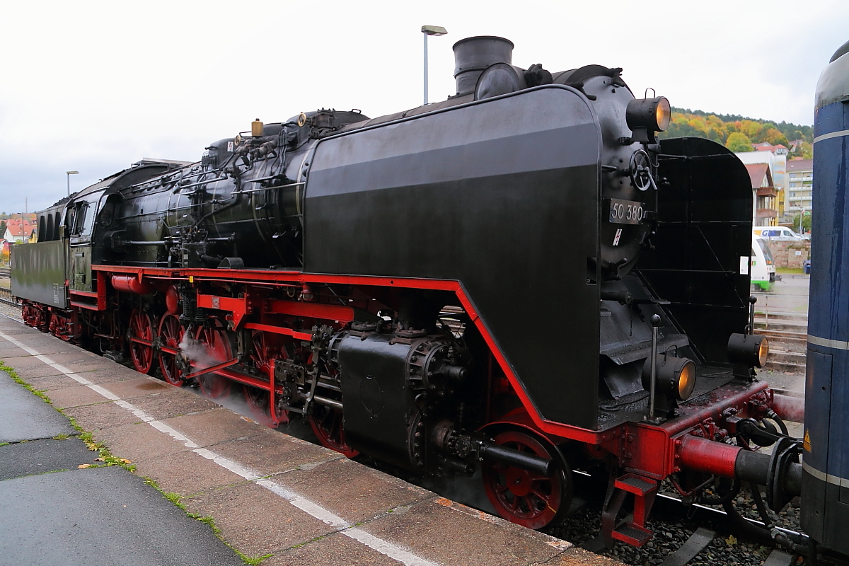 50 380 des DLW Meiningen abfahrbereit vor einem Sonderzug der Nostalgiereisen Bebra e.V. am 07.10.2017 im Bahnhof Meiningen.