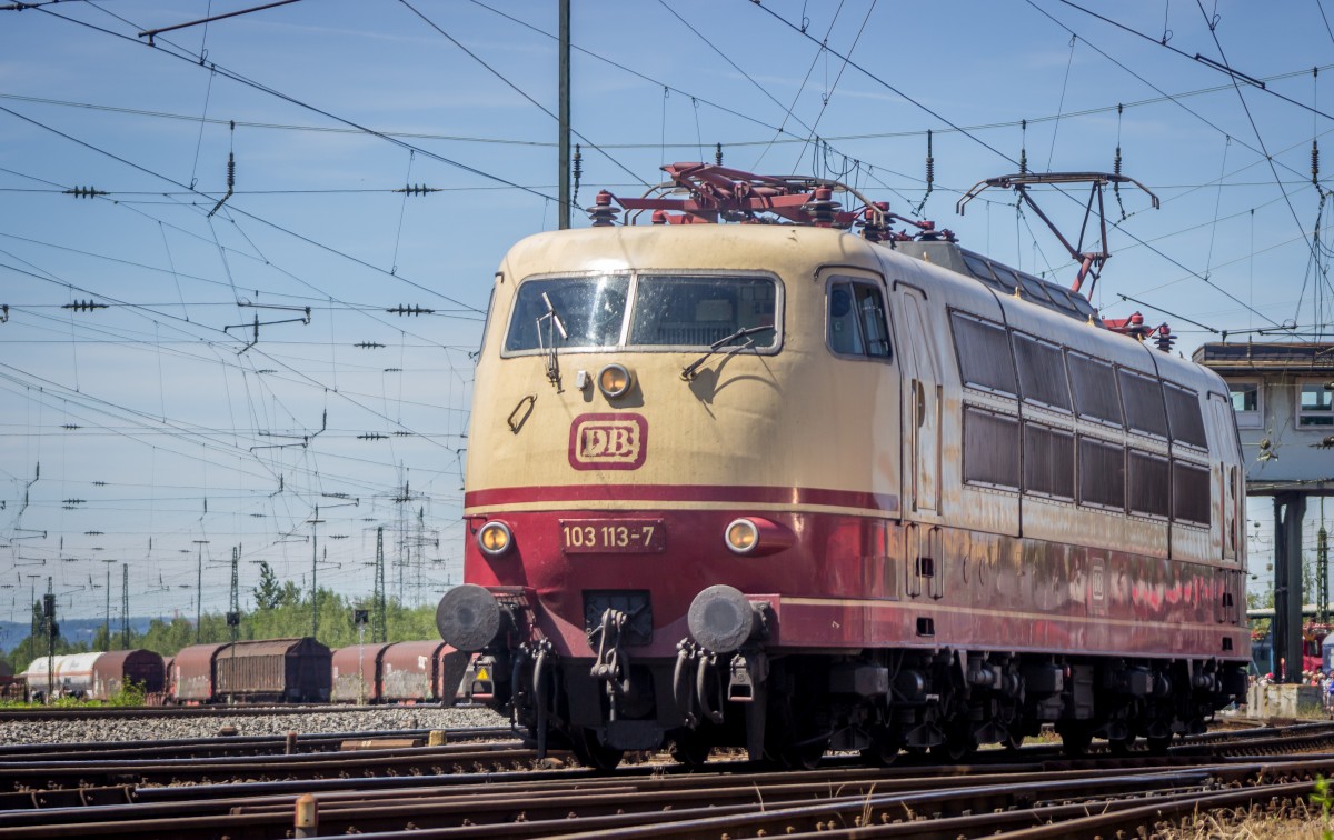 50 Jahre Baureihe 103. Zur Feier des Tages präsentiert sich 103 113-7 anlässlich der Lokparade im DB Museum Koblenz-Lützel zu Ehren des 50. Geburtstages. Am 14.06.1965 wurde E03 001 von der Deutschen Bundesbahn abgenommen und läutet damit den Beginn einer Ära ein.

Die Serienmaschinen unterschieden sich von denen der Vorserie (103 001-004) äußerlich hauptsächlich durch das zusätzliche Lüfterband, die geänderte Dachform und die fehlende verchromte Zierleiste um den Bauch.

103 113-7 ist in ihrer Lackierungsvariante einzigartig. Bei ihr ist nicht nur die Bauchbinde, sondern auch der Rahmen in bordeauxrot lackiert. Ursprünglich war auch sie mit der grauen Rahmenlackierung ausgeliefert worden, wurde aber nach einem Unfall im AW Opladen so gespritzt, wie man sie von vielen Fotografien und heute noch kennt. (14.06.2015)