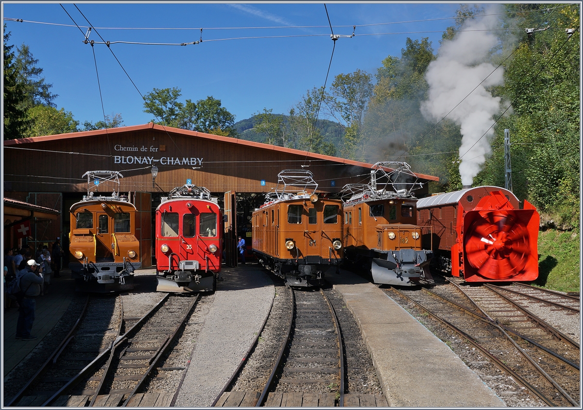 50 Jahre Blonay Chamby -  MEGA BERNINA FESTIVAL: 

Unter dem Titel  Alignement  fand in Chaulin eine Aufstellung der Bernina Fahrzeuge statt. Da zahlreich besucht und entsprechend fotografiert, dürfte von diesem Motiv in ähnlicher Art wohl noch etliche Bilder zu sehen sein. Doch ich habe mir etwas Zeit genommen, und so ist zu beobachten, wie sich die die Fräse der Schneeschleuder dreht (Lange Belichtungszeit). 
Doch nun der Reihe nach, von links nach rechts: Die RhB Ge 2/2 161 Asnin (Eselchen), der RhB Bernina ABe 4/4 N° 35, die Bernina Bahn BB Ge 4/4 81 (ex BB Ge 6/6 81 bzw. ab 1929 Ge 4/4 81, später RhB Ge 4/4 181) mit dem Revisionsdatum 7.9.18, das Bernina Krokodil Ge 4/4 182 und die Dampfschneeschleuder BB/RhB G 2x 3/3 1052 bzw. X rot d 9214.

8. September 2018