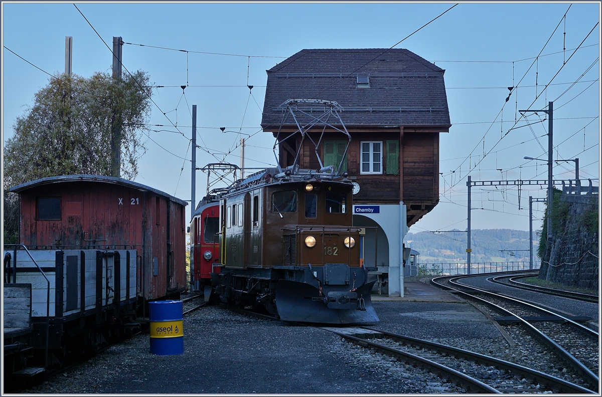 50 Jahre Blonay Chamby - MEGA BERNINA FESTIVAL: Der allererste fahrplanmässige Mega Bernina Festival Zug verlässt Chamby mit der RhB Ge 4/4 182 und dem RhB ABe 4/4 35 als Triebfahrzeuge Richtung Montreux. Da die Frequenz des Zuges 1823501E relativ gering war, waren die Reisezugwagen geschlossen, doch für die Bergfahrt als 1823501E als  Riviera Belle Epoque -Zug von Montreux nach Chaulin wurden die Kapazität natürlich gebraucht.

8. Sept. 2018