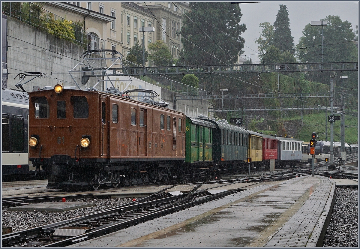 50 Jahre Blonay Chamby - im Rahmen des MEGA BERNINA FESTIVAL bot die B-C einen  Bündnertag im Saaneland  an, und dies mit zwei Zügen ab Bulle und Montreux nach Gstaad und zurück.
Das Bild zeigt die in Montreux von Chaulin eintreffende Bernina Bahn (BB) Ge 4/4 81 (ex Ge 6/6 81 bzw. ab Ge 4/4 81) mit ihrem Leermaterialzug, welcher für die Fahrt nach Gstaad genutzt wird.
14. Sept. 2018