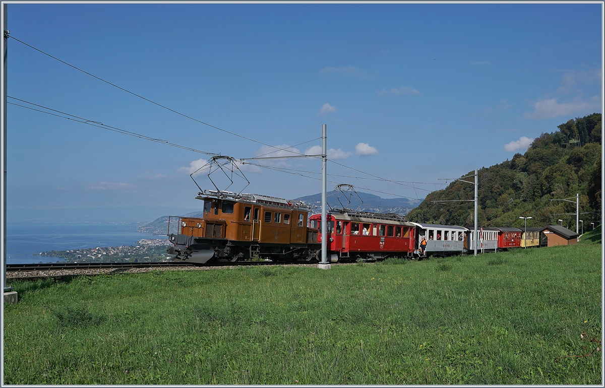 50 Jahre Blonay Chamby - MEGA BERNINA FESTIVAL: Die RhB Ge 4/4 182 leistet dem RhB ABe 4/4 35 bei Sonzier Vorspann für den Riviera Belle Epoque Zug 1823518E von Montreux nach Chaulin. Dabei geniessen die Reisenden und die Betrachter des Bildes eine herrliche Sicht über den Lac Léman / Genfersee.
15. Sept. 2018