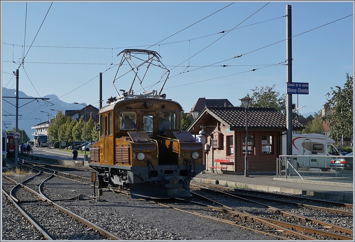 50 Jahre Blonay Chamby - MEGA BERNINA FESTIVAL: Die RhB Ge 2/2 161 (ex BB Ge 2/2 61) und die Schwesterlok 162  Asnin  (Eselchen) wurden 1911 als Vorspannlok für die Bernina Bahn beschafft. Um dem Personal den Durchgang zum Zug zu ermöglichen, wurden ein Durchgang geschaffen und die Lok zeigt sich deshalb mit ihren typischen, geteilten Motorvorbauten.
Die Lok wurde braun und mit Lyrastromabnehmer ausgeliefert, zwischenzeitlich erhielten die beiden nun als Rangierloks eingesetzten Ge 2/2 161 und 162 eine orangen Anstrich und Einholstromabnehmer, wobei die RhB ihre für das Mega Bernina Festival nach Blonay/Chamby eingeladene Lok zur grossen Freude und Überraschung wieder braun lackierte und mit einem Scherenstromabnehmer ausstattete. 

Das Bild zeigt die 107 Jahre alte Lok beim Rangieren in Blonay am 9. Sept. 2018.