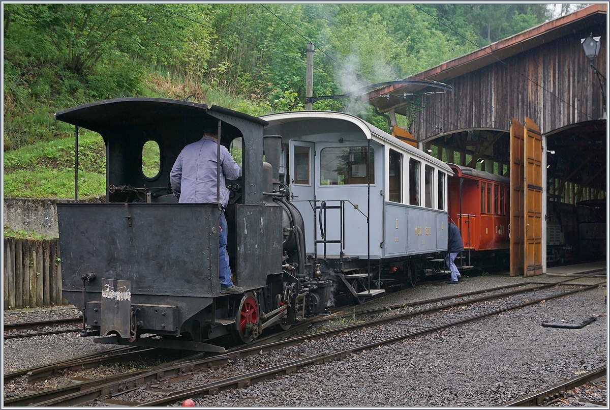 50 Jahre Blonay - Chamby; Mega Steam Festival: Doch auch die kleine G 2/2  Ticinio  ist nicht zum Vergnügen an die Riviera gereist, sondern zum Arbeiten: die kleine (Gast)-Lok besorgt in Chaulin das Manöver.
10. Mai 2018
