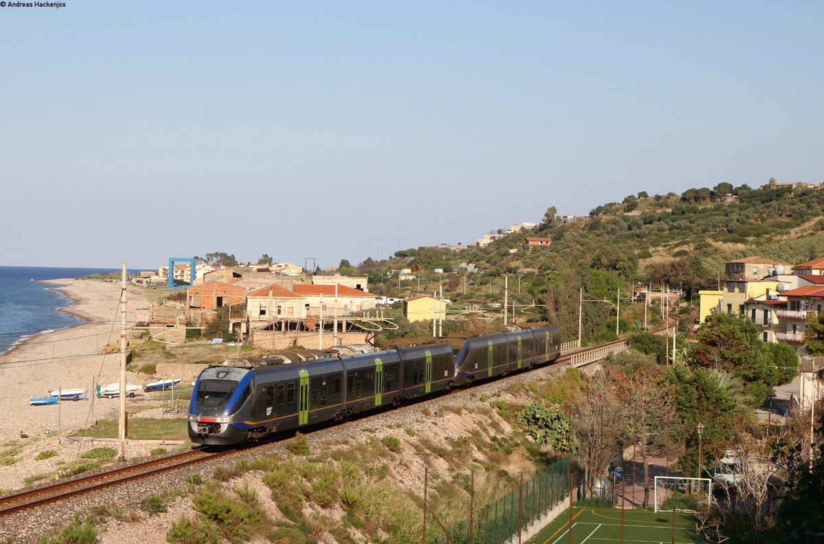 502 068-9 und 501 069-0 als R 12765 (Messina Centrale-Palermo Centrale) bei Torremuzza 6.10.16