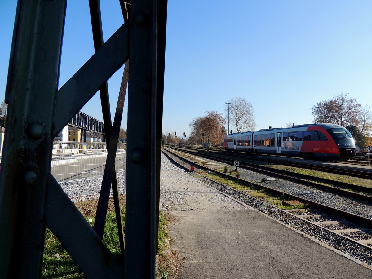 5022 006-8(Machland) als R5968 die  Zukunft auf Schiene ,wirklich, oder liegt die Zukunft doch im Busverkehr? Im Hintergrund entsteht der große neue Busterminal! Jedenfalls schon Vergangenheit, der gesperrte Fachwerkbahnsteg aus dem Jahre 1906 in Ried i.I.; 181118