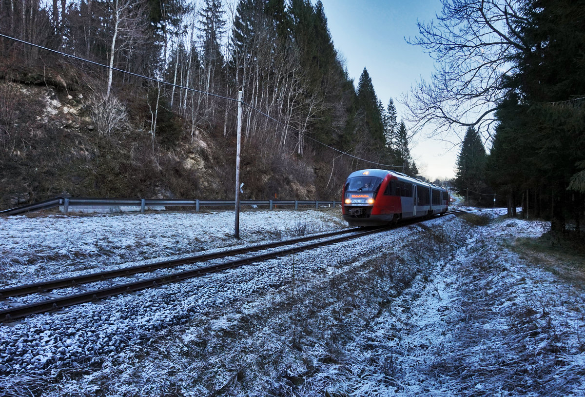 5022 021-7 fährt als R 4827 (Villach Hbf - Kötschach-Mauthen) zwischen St. Daniel und Kötschach-Mauthen vorüber.
Aufgenommen am 8.12.2016.