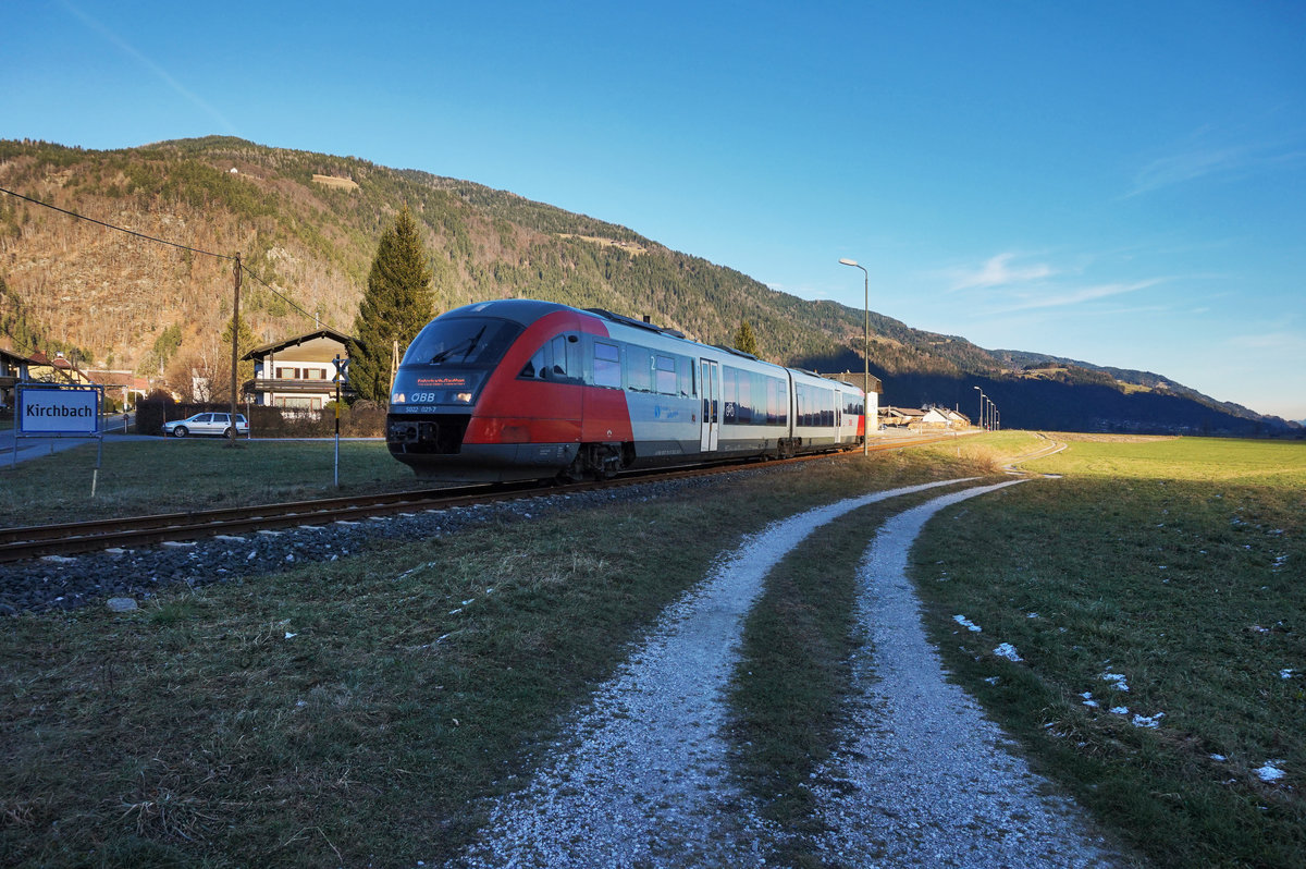 5022 021-7 fährt als R 4827 (Villach Hbf - Kötschach-Mauthen) aus dem zur Haltestelle degradierten Bahnhof Kirchbach im Gailtal aus.
Aufgenommen am 8.12.2016.