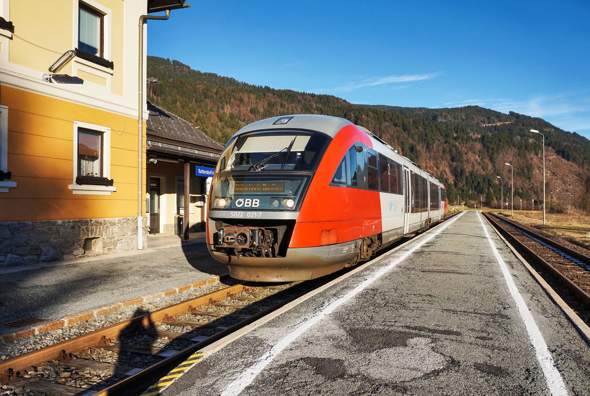 5022 021-7 hält als R 4827 (Villach Hbf - Kötschach-Mauthen) im Bahnhof Rattendorf-Jenig.
Aufgenommen am 8.12.2016.