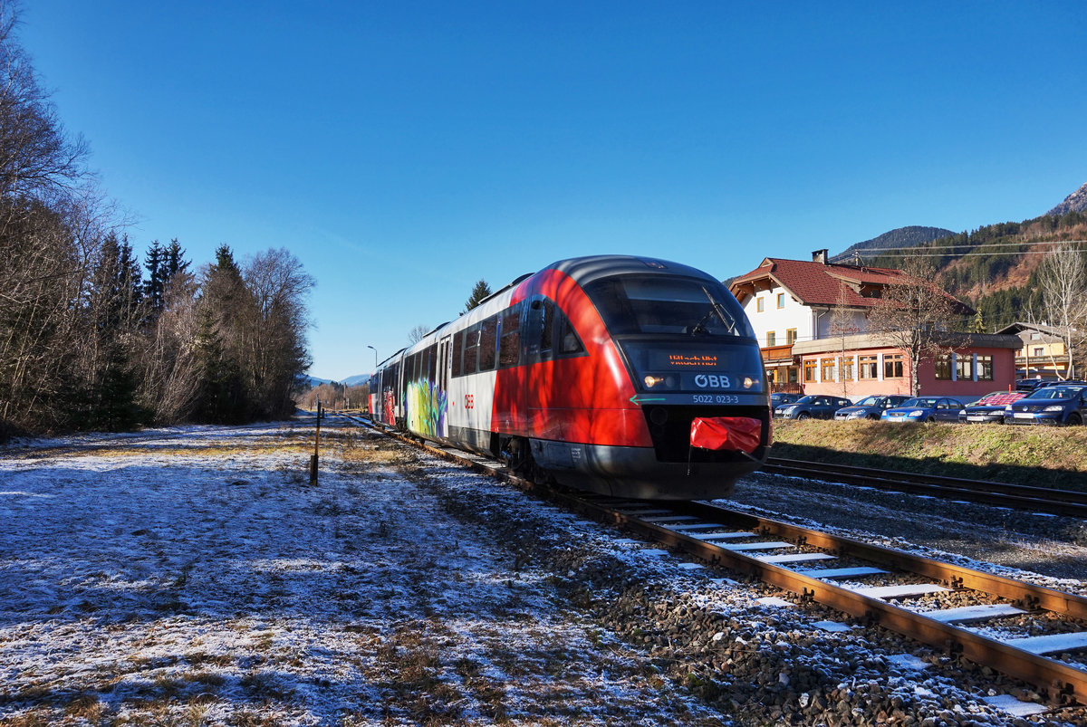 5022 023-3  Hermagor-Pressegger See  fährt als R 4814 (Kötschach-Mauthen - Villach Hbf) in den Bahnhof Dellach im Gailtal ein.
Aufgenommen am 8.12.2016.