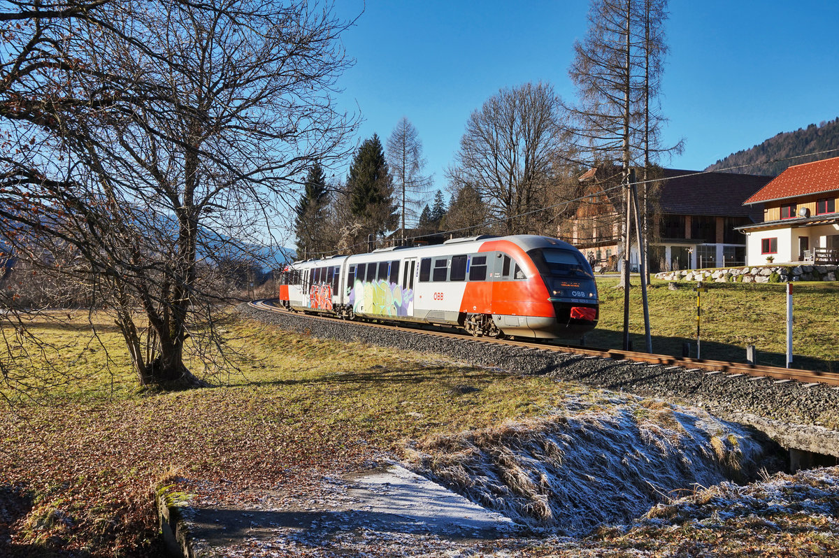 5022 023-3  Hermagor-Pressegger See  fährt als R 4814 (Kötschach-Mauthen - Villach Hbf) zwischen Postran und Hermagor vorüber.
Aufgenommen am 8.12.2016.