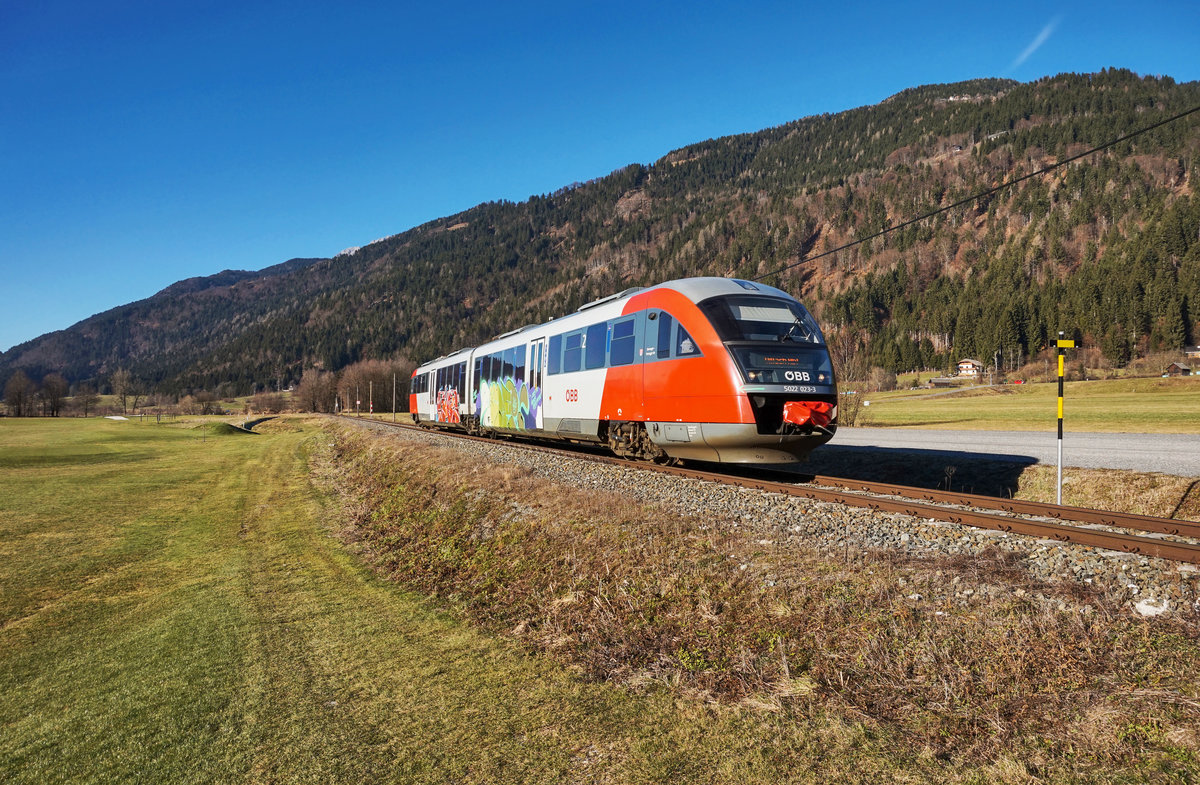 5022 023-3  Hermagor-Pressegger See  fährt als R 4814 (Kötschach-Mauthen - Villach Hbf) nahe Waidegg vorüber.
Aufgenommen am 8.12.2016.