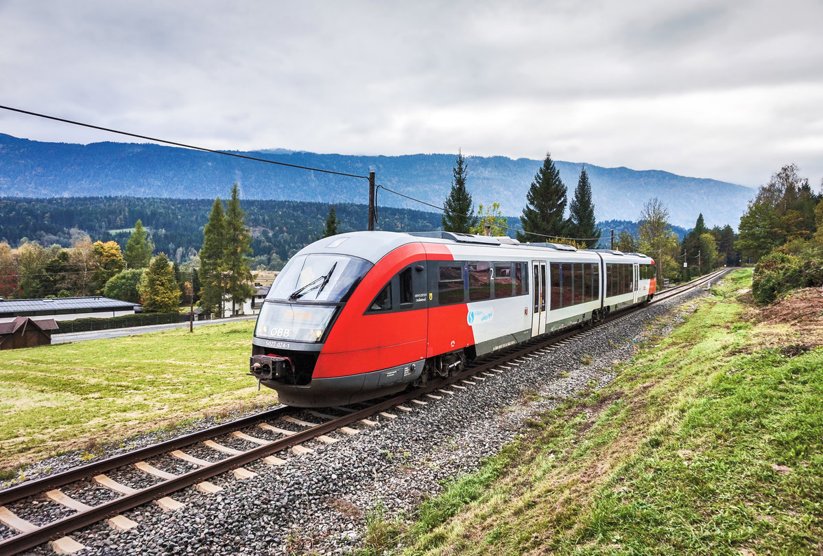 5022 024-1  ARNOLDSTEIN Dreiländereck  fährt als S4 4822 (Hermagor - Villach Hbf) nahe der Haltestelle Presseggersee vorüber.
Aufgenommen am 1.10.2017.