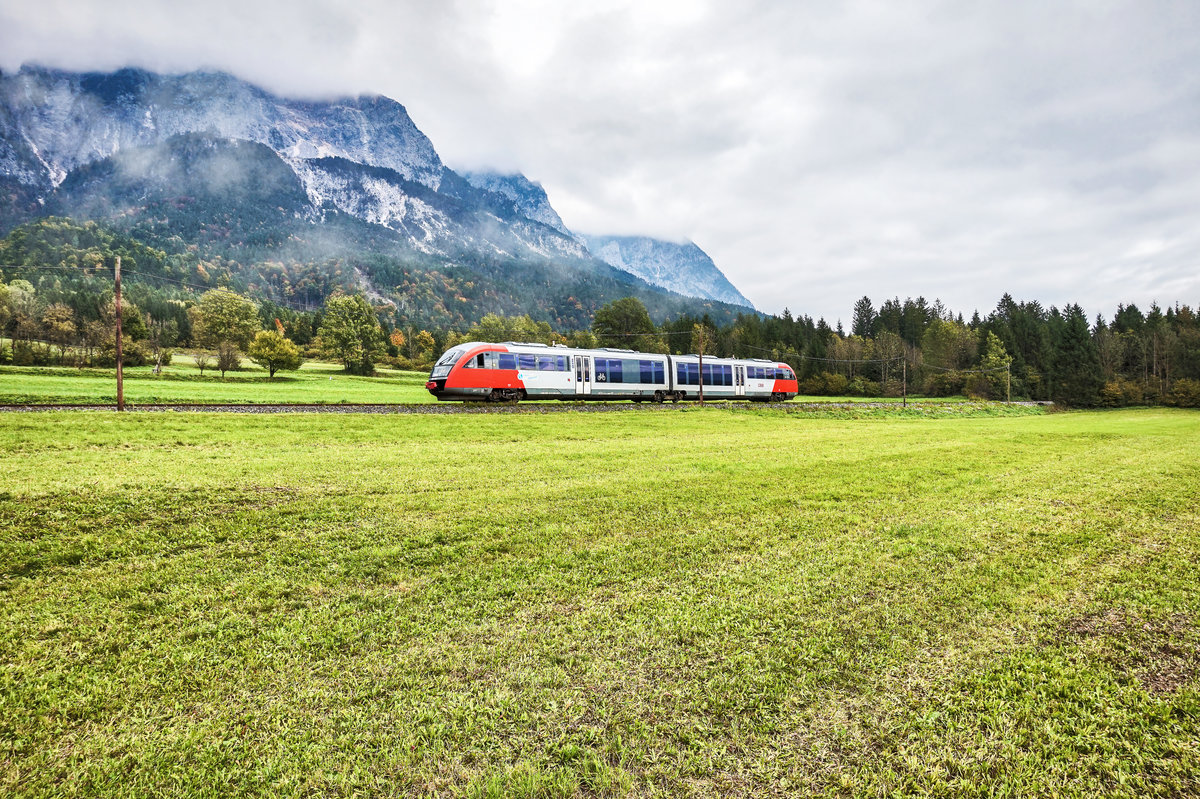 5022 024-1  ARNOLDSTEIN Dreiländereck  fährt als S4 4817 (Villach Hbf - Hermagor) bei Nötsch vorüber.
Aufgenommen am 1.10.2017.