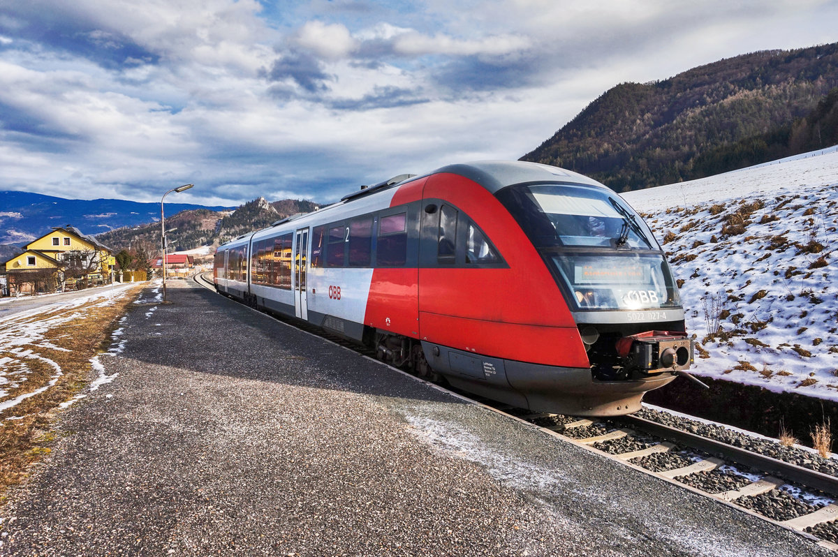 5022 027-4 fährt als R 4521 (Wolfsberg - Klagenfurt Hbf) in die Haltestelle Granitztal ein.
Aufgenommen am 3.2.2017.